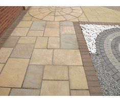 3 colour mix of Old Riven paving & circle